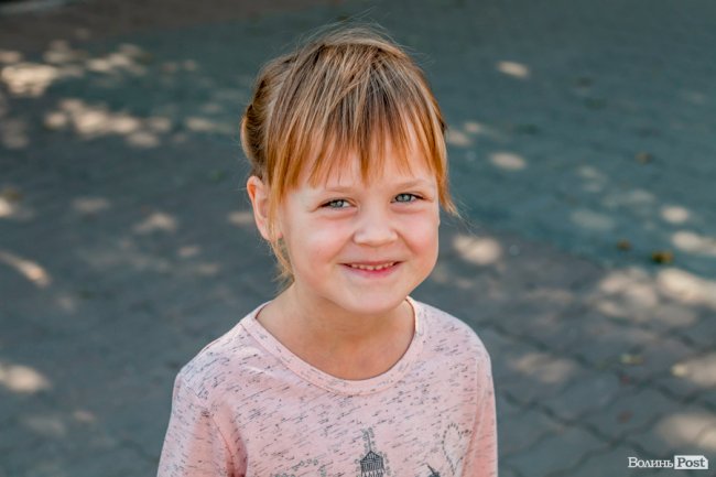 Усміхнені лучани в день народження смайлика. ФОТО