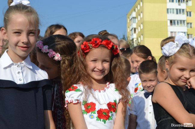 Без концерту, але у вишиванках: яким був «перший дзвінок» у луцькій гімназії №18. ФОТОРЕПОРТАЖ
