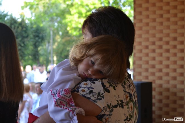 Без концерту, але у вишиванках: яким був «перший дзвінок» у луцькій гімназії №18. ФОТОРЕПОРТАЖ