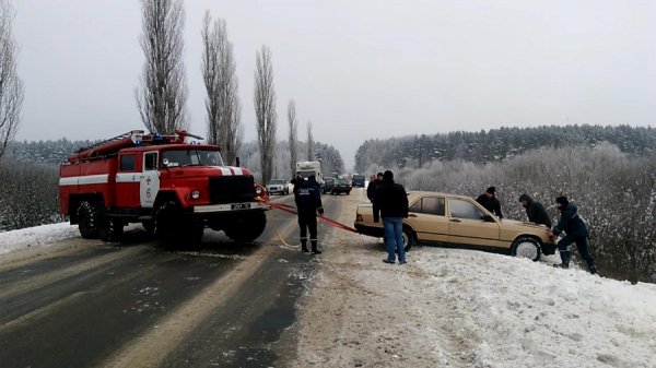 З’явилося відео, як на Волині з кюветів дістають машини