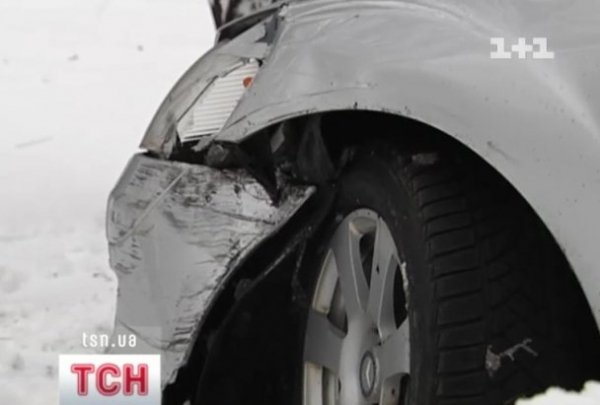 У Києві Мерседес народного депутата врізався в паркан. ФОТО