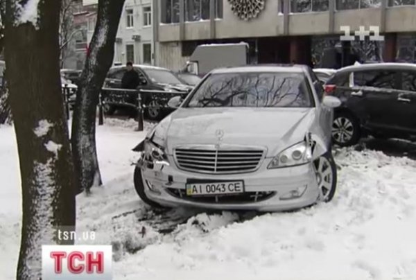 У Києві Мерседес народного депутата врізався в паркан. ФОТО