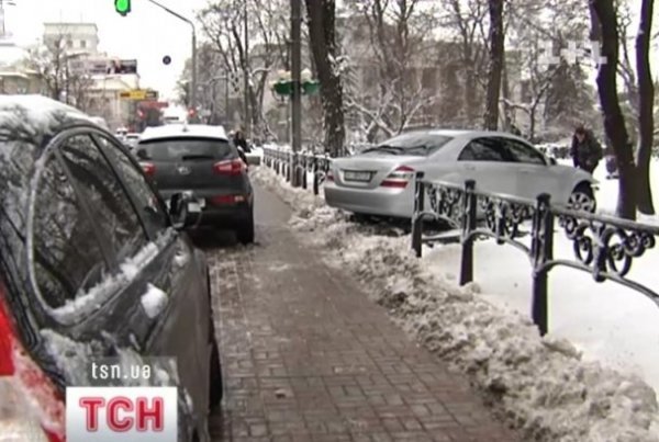 У Києві Мерседес народного депутата врізався в паркан. ФОТО