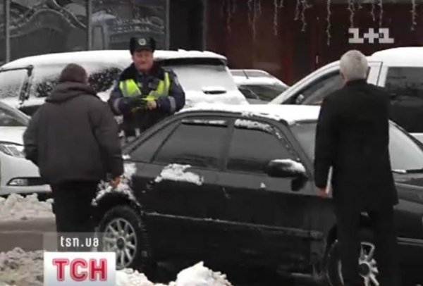 У Києві Мерседес народного депутата врізався в паркан. ФОТО