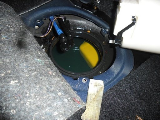 У росіянина в паливному баку прикордонники знайшли пістолет та набої. ФОТО