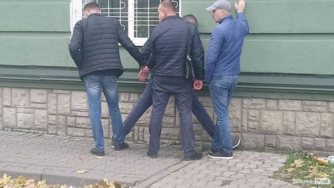У центрі Луцька зловили ймовірного «наркобаригу». ФОТО