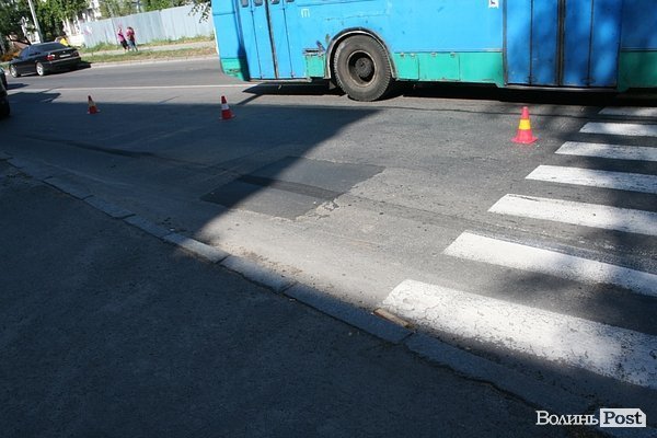 У Луцьку на переході збили дівчину. ФОТО. ВІДЕО