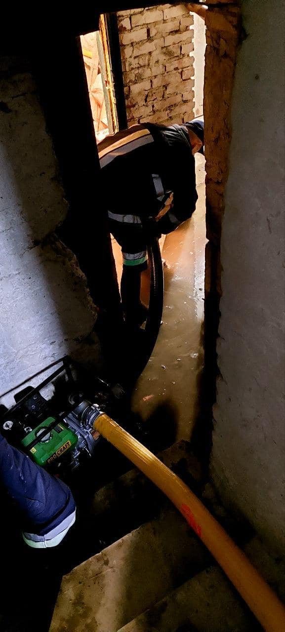 Минулої доби рятувальники Луцька 13 разів виїжджали відкачувати воду із затоплених підвалів і територій