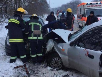Під Луцьком зіткнулися два легковики, троє людей – в лікарні