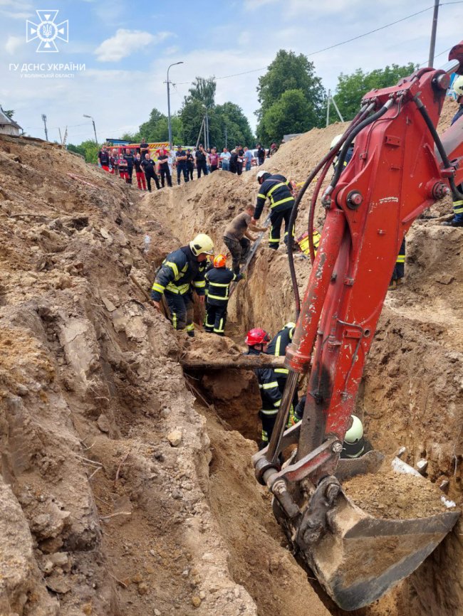 У Луцьку врятували двох чоловіків, яких засипало землею. ФОТО.ВІДЕО