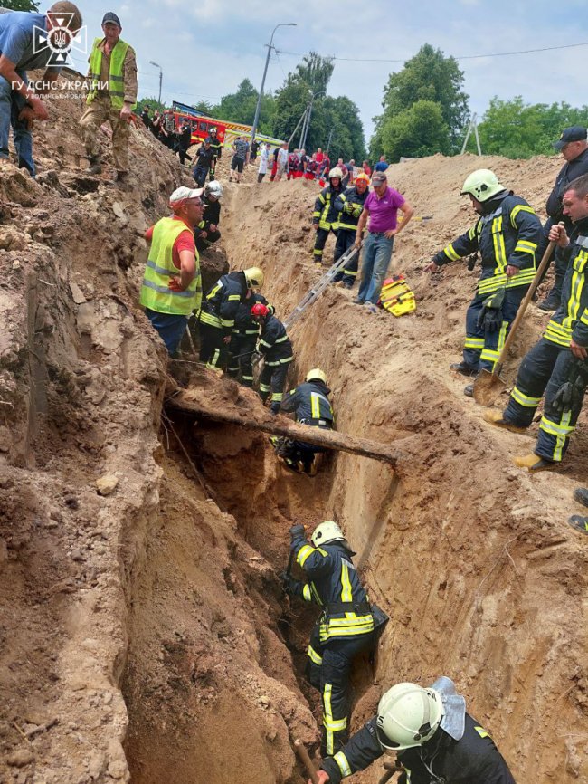 У Луцьку врятували двох чоловіків, яких засипало землею. ФОТО.ВІДЕО