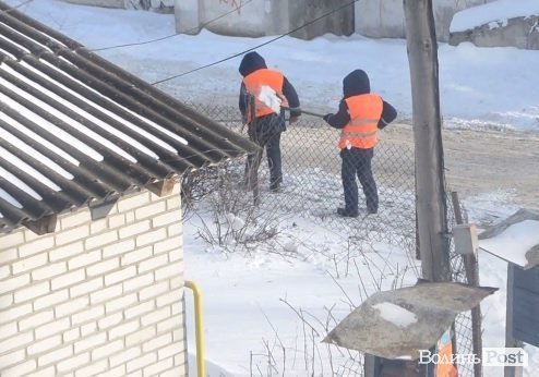Чисті тротуари по-луцьки: комунальники накидали снігу на подвір’я лучанам. ВІДЕО