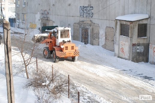 Чисті тротуари по-луцьки: комунальники накидали снігу на подвір’я лучанам. ВІДЕО