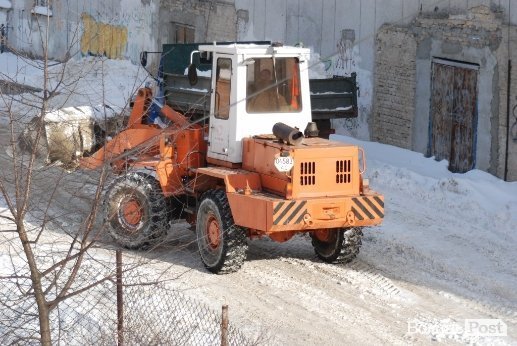 Чисті тротуари по-луцьки: комунальники накидали снігу на подвір’я лучанам. ВІДЕО