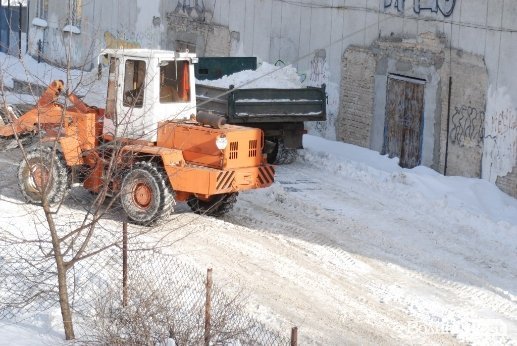 Чисті тротуари по-луцьки: комунальники накидали снігу на подвір’я лучанам. ВІДЕО