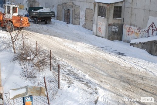 Чисті тротуари по-луцьки: комунальники накидали снігу на подвір’я лучанам. ВІДЕО