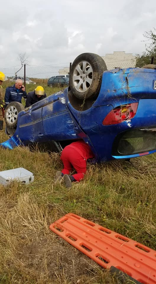 Біля Нововолинська автівка злетіла з дороги, декілька разів перевернувшись 