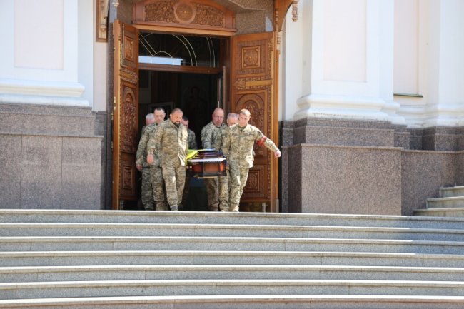 Прощання з Героєм: у Луцьку в останню дорогу провели Андрія Ющика