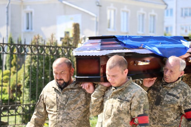 Прощання з Героєм: у Луцьку в останню дорогу провели Андрія Ющика