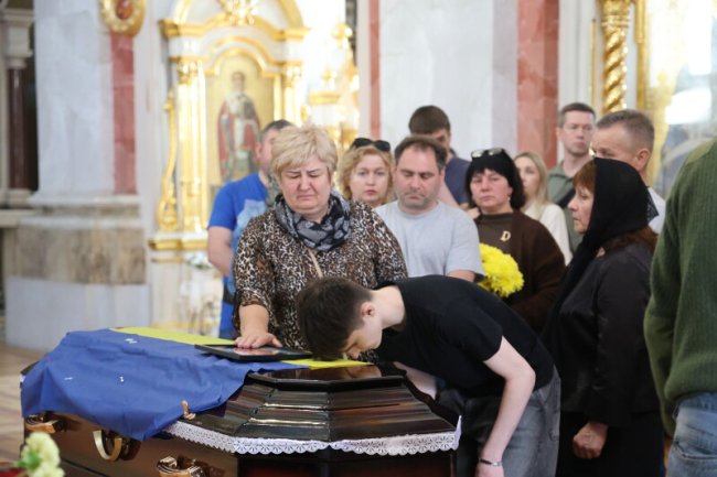 Прощання з Героєм: у Луцьку в останню дорогу провели Андрія Ющика