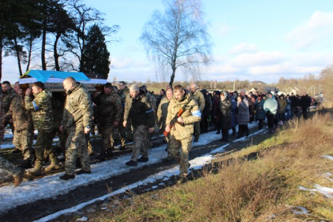 На Волині попрощалися із воїном Романом Кравчуком, який загинув у ДТП на Житомирщині