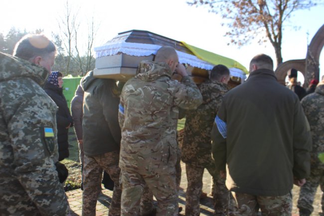 На Волині попрощалися із воїном Романом Кравчуком, який загинув у ДТП на Житомирщині