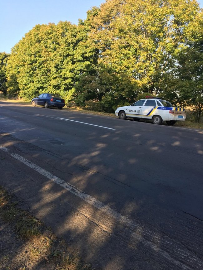 Поблизу Луцька водій на BMW  в'їхав у дерево. ФОТО