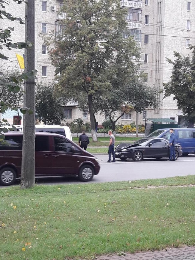 У Луцьку легковик врізався у мінівен. ФОТО