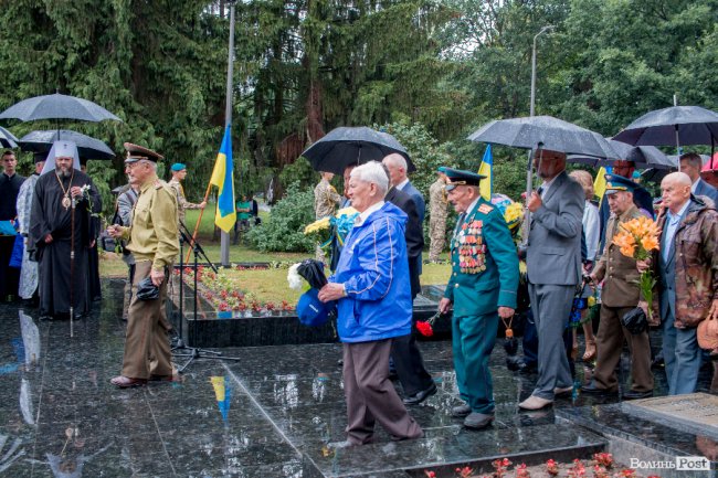 Скорбота і квіти: у Луцьку вшанували жертв війни. ФОТО