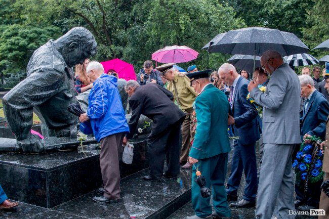 Скорбота і квіти: у Луцьку вшанували жертв війни. ФОТО
