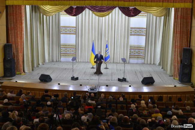 Дороги, поштарі, сільська медицина і школи: про що волиняни питали Петра Порошенка