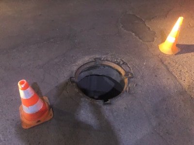 У Луцьку чоловік виїжджав із заправки і «влетів» у люк на 50 тисяч гривень. ФОТО