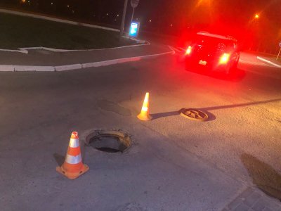 У Луцьку чоловік виїжджав із заправки і «влетів» у люк на 50 тисяч гривень. ФОТО