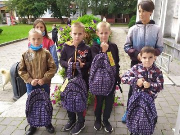 До Дня знань 50 школярів із Ковеля отримали набори шкільного приладдя