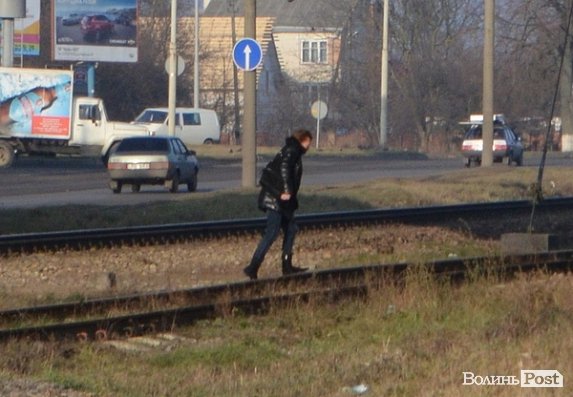 Люди переходять колії