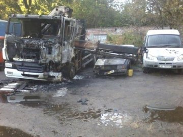 В Дніпрі спалили евакуатор незаконних кіосків. ФОТО