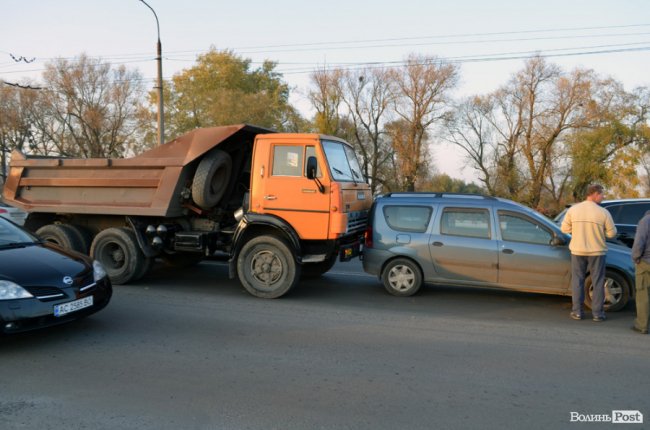 Аварія в Луцьку: КАМАЗ в'їхав у фургон. ФОТО