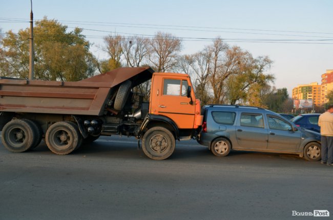 Аварія в Луцьку: КАМАЗ в'їхав у фургон. ФОТО