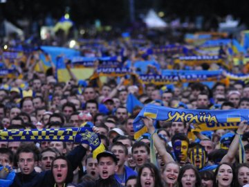 У луцькому парку облаштували фан-зону для перегляду матчів Євро-2020