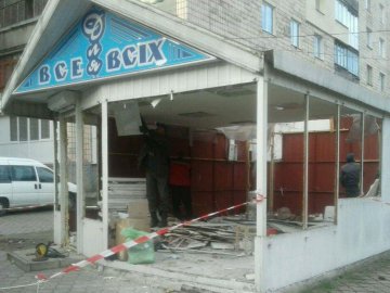 У Луцьку муніципали знесли торговий павільйон, який стояв без дозвільних документів