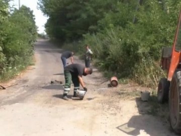 На Черкащині селяни самотужки ремонтують дорогу