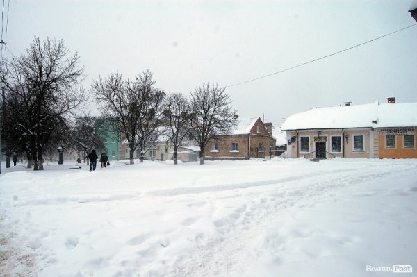Як Луцьк замело снігом. ФОТО