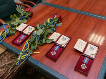 Посмертні нагороди вручили у Луцьку рідним загиблих захисників. ФОТО