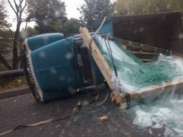 Жахлива аварія у Львові: перекинулась вантажівка зі склом