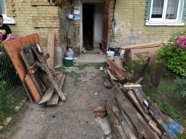 У Нововолинську в під'їзді будинку обвалилася підлога, коли заходила мама з візочком. ВІДЕО