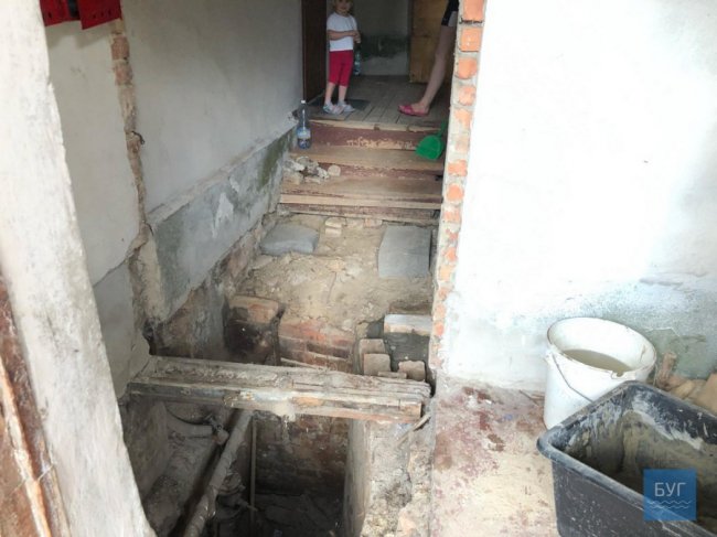 У Нововолинську в під'їзді будинку обвалилася підлога, коли заходила мама з візочком. ВІДЕО