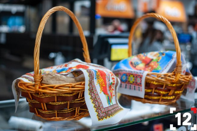 У «Тамі Тамі» продають освячені паски. ФОТО