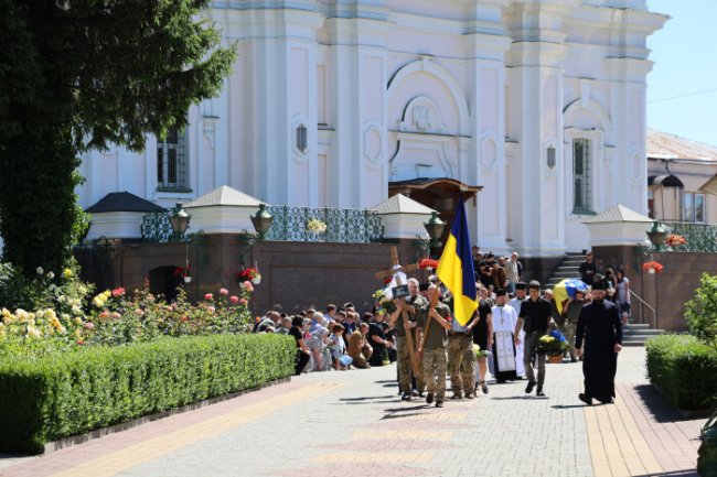 Болюча втрата: у Луцьку попрощалися з Героєм Ігорем Корольчуком