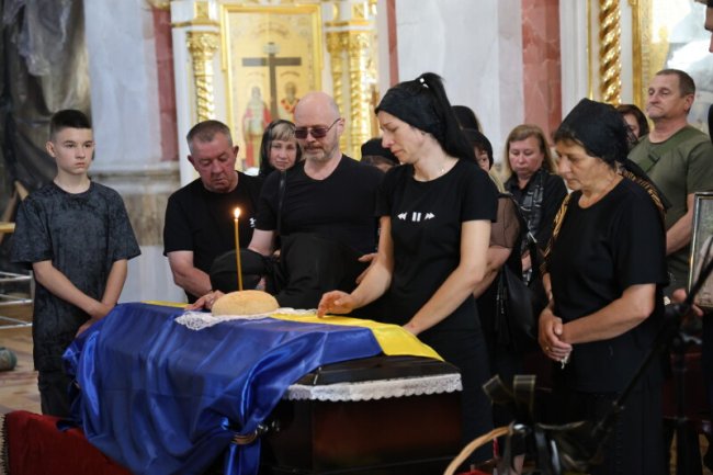 Болюча втрата: у Луцьку попрощалися з Героєм Ігорем Корольчуком