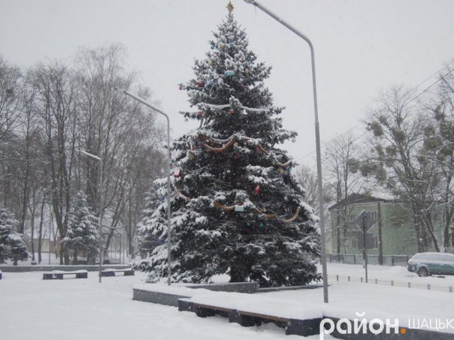 Дві головні ялинки Шацька уже прикрасили комунальники. ФОТО